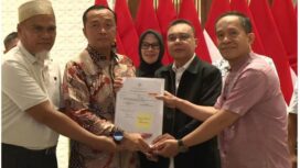 Wakil Kepala DPR RI Sufmi Dasco Ahmad bersama Menteri Sekretaris Negara (Mensesneg) Prasetyo Hadi serta dua guru SMA Negeri 1 Luwu Utara, Sulawesi Selatan, yakni Rasnal dan Abdul Muis di Lanud Halim Perdanakusuma, Jakarta, Kamis (13/11/2025) dini hari.
© Tangkapan layar YouTube Sekretariat Presiden