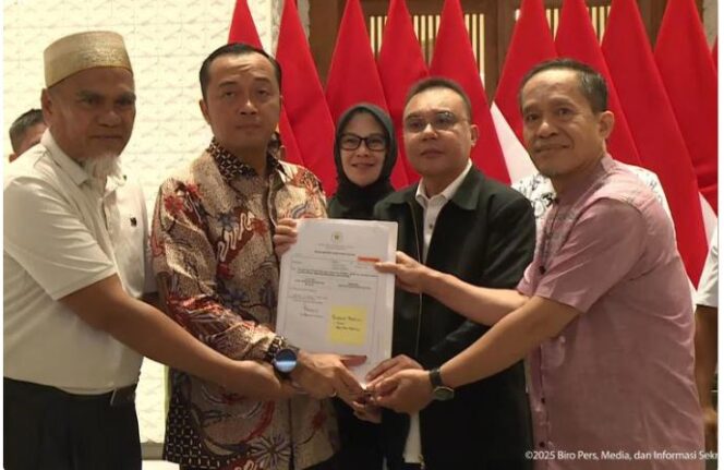 
					Wakil Kepala DPR RI Sufmi Dasco Ahmad bersama Menteri Sekretaris Negara (Mensesneg) Prasetyo Hadi serta dua guru SMA Negeri 1 Luwu Utara, Sulawesi Selatan, yakni Rasnal dan Abdul Muis di Lanud Halim Perdanakusuma, Jakarta, Kamis (13/11/2025) dini hari.
© Tangkapan layar YouTube Sekretariat Presiden