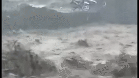 Inilah suasana banjir lahar dingin yang selalu muncul, pada saat terjadi hujan di kawasan Semeru Selatan, termasuk desa Gondorsuo, dengan tiga dusunya terisolasi, akibat luberan banjir lahar dingin ini, sejak 5 November 2025. Foto: Instagram@jatim_terkini