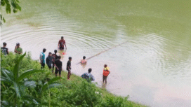 Semula Andika mencari udang di pinggir embung, tetapi tak sadarnya dirinya sudah terseret arus hingga ke tengah. Padahal dia tidak bisa berenang, demikian pula tujuh rekannya. Remaja itu akhirnya tewas tenggelam di Embung Duwetsewu, Magetan, Minggu 9 November 2025. Foto: Ist