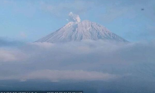 Semeru erupsi