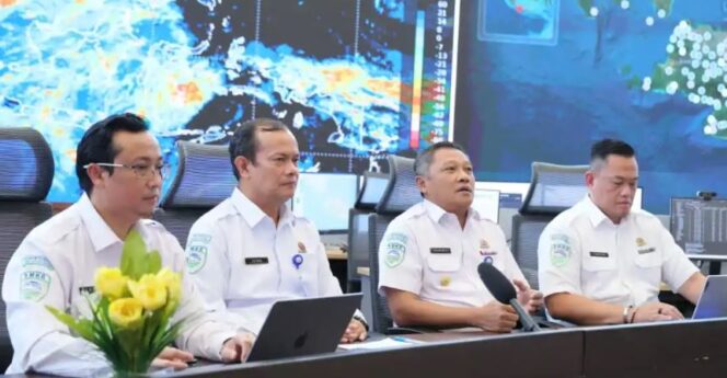 
					(kedua dari kanan) Direktur Meteorologi Publik BMKG Andri Ramdhani dalam konferensi pers, Jakarta, Rabu (26/11/2025) (Foto: Tangkapan Layar Youtube/Info BMKG)