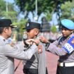 Foto:Istimewa
Kapolres menyematkan pita latihan kerja kepada perwakilan siswa dalam Apel Penyambutan dan Pembukaan Latja.