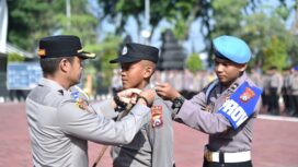 Foto:Istimewa
Kapolres menyematkan pita latihan kerja kepada perwakilan siswa dalam Apel Penyambutan dan Pembukaan Latja.