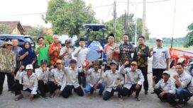 Foto:Istimewa
Wakil Bupati Asluchul Alif, bersama Gapoktan Desa Kepuhklagen, Kecamatan Wringinanom, penerima bantuan satu unit traktor roda empat.