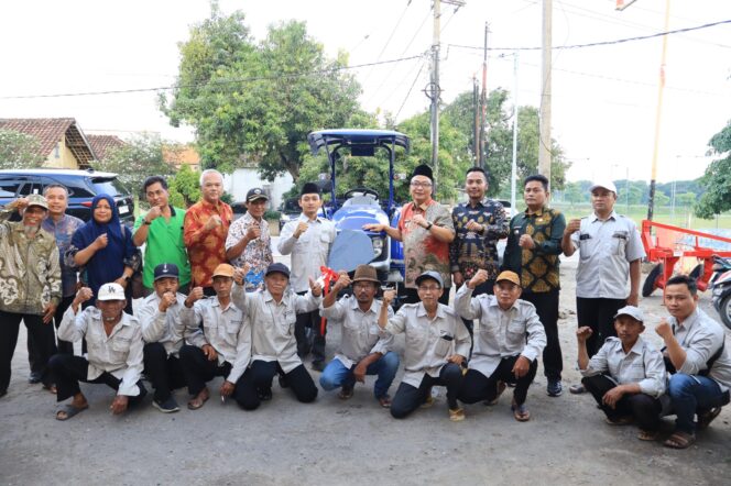 
					Foto:Istimewa
Wakil Bupati Asluchul Alif,  bersama Gapoktan Desa Kepuhklagen, Kecamatan Wringinanom, penerima bantuan satu unit traktor roda empat.