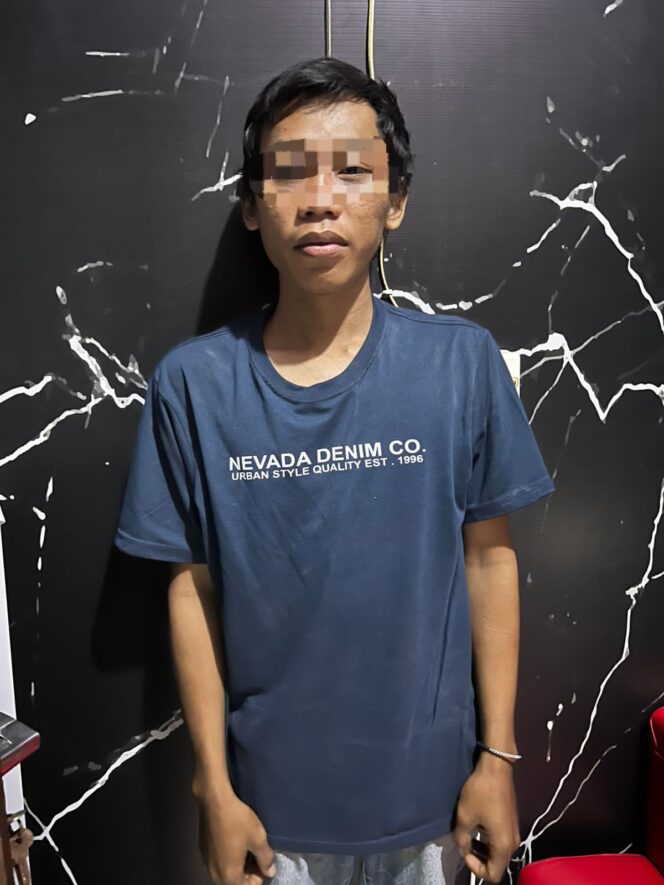 
					Foto:Istimewa
Pelaku AS saat di Mapolsek Balongpanggang.