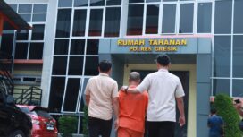 Foto:Istimewa
Tersangka saat diamankan di Mapolres Gresik.