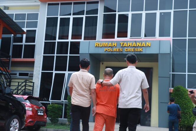 
					Foto:Istimewa
Tersangka saat diamankan di Mapolres Gresik.