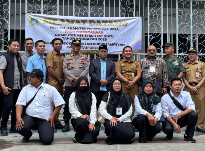 
					Foto:Istimewa
Camat Duduksampeyan foto bersama perangkat Desa Gredek, Rektor UMG dan peserta CAT.