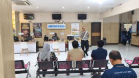 Foto:Istimewa
Baur SIM Aiptu Mardianto W, S.H menyampaikan sosialisasi penelitian SIM dan tarif penerbitan SIM sesuai dengan PNBP di Satpas Gresik.