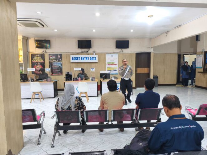 
					Foto:Istimewa
Baur SIM Aiptu Mardianto W, S.H menyampaikan sosialisasi penelitian SIM dan tarif penerbitan SIM sesuai dengan PNBP di Satpas Gresik.