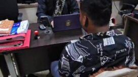 Foto:Istimewa
Pelaku curanmor H saat diperiksa penyidik di Mapolres Gresik.