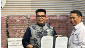 KPK melakukan konferensi pers, serta memamerkan uang hasil pengembalian aset PT taspen sebesar Rp 300 miliar dari total pengembalian Rp 883 miliar, dengan kerugian PT Taspen sebesar Rp 1 triliun. Foto: antara