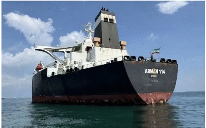 
					Inilah sosok supertenaker Arman 114 berbendera Ira, yang dilelang oleh Kejaksaan Agung, cq Kejaksaan Batam, sebagai barang rampasan operasi Bakamla di lautan Naturan, saat melakukan transfer ship to ship barang berupa minyak mentah. Foto: antara/kejaksaan