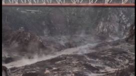 Setelah tiga kali mebgalami kerusakan akibat serbuan abu vulkanik, pemerintah membangun kembali Jemabatanb Koboan alias jembatan Gladak Perak. Kemarin 19 November, dihantam lagi dwbu vulkanik semburan erupsi Semeru, dan saat ini ditutup dilarawan dilewati, Foto: Ist