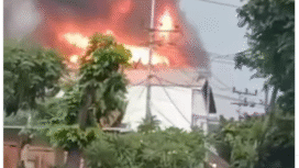 Terjadi kebakaran pada sebuah bangunan di Jl, Gatot Subroto, desa Mojongapit, Jombang, Senin sore 24 November 2025.  Pasukan pemadam kebakaran berhasil memamdamkan api, dengan mengerahkan 4 unit mobil pemadam kebakaran. Foto: Instagram@info.jombang