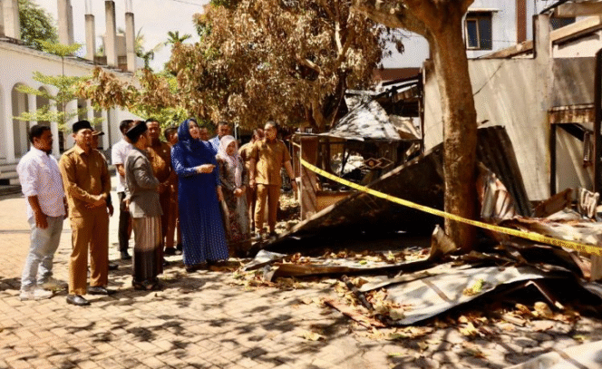 
					Ketua Tim Penggerak Pemberdayaan dan Kesejahteraan Keluarta (TP PKK) Aceh, Marlina, memberikan dukungan kepada para santri dan pengurus Dayah Terpadu Babul Maghfirah di Cot Keueng, Aceh Besar, Selasa, 4 November 2025. Foto: sagoetv.com