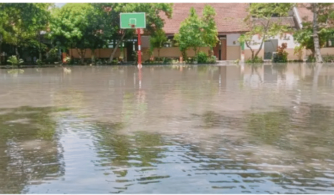 
					Beginilah suasana air meluber di halaman SMPN2 Ploso, Jombang, selain masuk halaman. setidaknya lima kelas sudah terendam banjir sejak Rabu dan kamis, 19-20 Nove,ber 2025. Foto: Istimewa