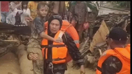 Pasukan dan relawan  SAR dan BPBD di wilayah Sibolga, Sumatera Utara dikerahkan untuk melakukan pertolongan dan evakuasi korban banjir yang melanda secara masif di kawasan itu sejak 25 Nove,mber 2025. Foto: Ist