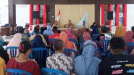 Camat Diwek bersama Bank jatim menyerahkan bantuan sosaial kepada 162 warga penyandang disabilitas sek kecamatan Diwe, pada hari Selasa, 11 November 205. Foto: jombangkab.go.id