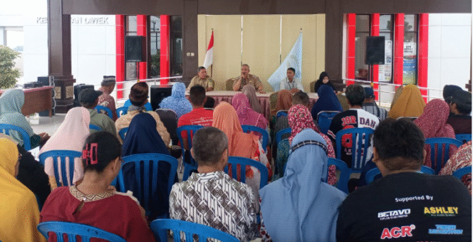 
					Camat Diwek bersama Bank jatim menyerahkan bantuan sosaial kepada 162 warga penyandang disabilitas sek kecamatan Diwe, pada hari Selasa, 11 November 205. Foto: jombangkab.go.id