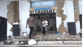 Sebuah masjid alami kerusakan akibat efek gemap 6.4 magnetuo landa Aceh, Kamis, 27 November 2025, sekitar pukul 11. 56, tidak menyebabkan tsunami. Foto: Instagram@beritasatu
