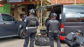 Polri mengerahkan Gegana untuk melakukan pengamanan di kompleks SMAN 72 Klapa Gading, Jakarta yang mengalami ledakan sekitar pukul 12.30 saat kobat Jumat sedang berlangsung, 7 November 2027. Foto: Istimewa