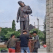 Beginilah jadinya patung Bung Karno yang tertimpa tenda yang melayng acara P3K di Indramayu, Jawa Barat, yang tertiup angin kencang, menyebabkan leher dan kepala patung ini bengkok, Kamis pekan lalu 13 November 2025. Foto: Instgaram@indramayu_update