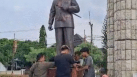 Beginilah jadinya patung Bung Karno yang tertimpa tenda yang melayng acara P3K di Indramayu, Jawa Barat, yang tertiup angin kencang, menyebabkan leher dan kepala patung ini bengkok, Kamis pekan lalu 13 November 2025. Foto: Instgaram@indramayu_update