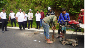 Wakil Bupati Jombang, KH Salmanudin Yazid didamping kepala PUPR, Bayu Pancoro dan sejumlah pejabat lainnya melakukan evaluasi secara menyeluruh terhadao proyek-proyek stargetis untuk masyarakat umum di beberapa lokasi, Rabu 26 Novembe 2025. Foto: Diskominfo Pemkab Jombang