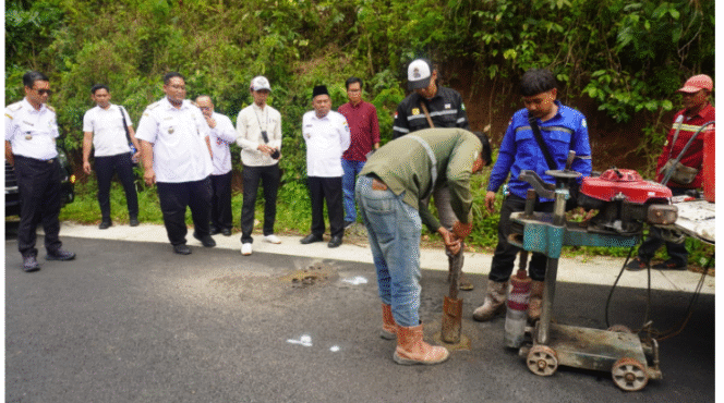 
					Wakil Bupati Jombang, KH Salmanudin Yazid didamping kepala PUPR, Bayu Pancoro dan sejumlah pejabat lainnya melakukan evaluasi secara menyeluruh terhadao proyek-proyek stargetis untuk masyarakat umum di beberapa lokasi, Rabu 26 Novembe 2025. Foto:  Diskominfo Pemkab Jombang