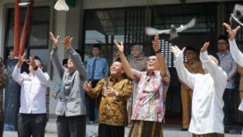 Melepas burung merpati, Wakil Bupati Jombang KH Salmanudin Yazid bersama seluruh stake holder pendidikan di Pondok Tebuireng, Jombang, mendeklaraksikan Deklarasi Satuan Pendidikan Ramah Anak (SRA) sekaligus Pembukaan Program Fashlun Talenta (Fashta) di MTs Madrasatul Qur’an (MQ) Tebuireng. Foto: Diskominfo Pemkab Jombang