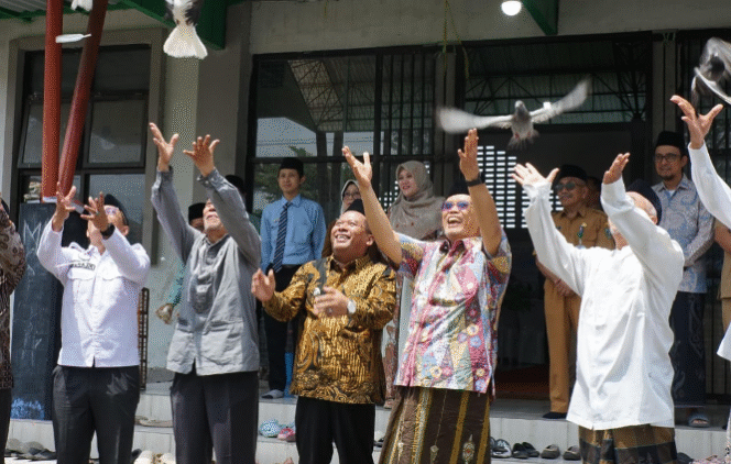 
					Melepas burung merpati, Wakil Bupati Jombang KH Salmanudin Yazid bersama seluruh stake holder pendidikan di Pondok Tebuireng, Jombang, mendeklaraksikan Deklarasi Satuan Pendidikan Ramah Anak (SRA) sekaligus Pembukaan Program Fashlun Talenta (Fashta) di MTs Madrasatul Qur’an (MQ) Tebuireng.  Foto: Diskominfo Pemkab Jombang