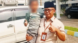 Bocah tujuh tahun oleh ayah kandungnya dijaminkan utang Rp 25 kepada warga Gresik, menjadi sotoan warga. Kini, Dinsos Gresik telah memulangkan dan mengembalikan bocah itu kepada kedua orangnya yang tinggal di Tasikmalaya,  Jawa Barat. Sementara itu ayah kandungnya sudah menikah lagi. Foto: Dok. Dinsos Gresik