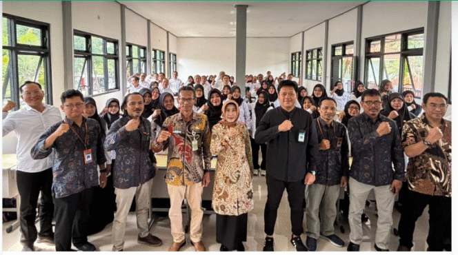 
					Kepala Dinas Pendidikan dan Kebudyaaan Pemkab Jombang, Dra Wor Windari bersama 50 bakal calon kepala sekolah yang mengikuti pelatihan. Foto: jombangkab.go.id