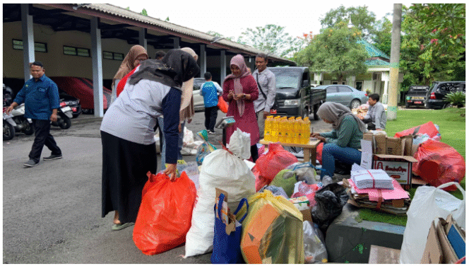 
					DLH Pmekab Jombang secara ruti mengajak warga masyarakat untuk penimbangan sampah dan gereakan Green Mart, setiap ada acara resmi. Foto: Jombangkab.go.id