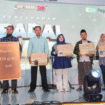  Pegadaian Kantor Wilayah XII Surabaya menyerahkan hadiah kepada 43 nasabah berbagai hadiah menarik dalam program nasional Badai Emas Pegadaian 2025. Penyerahan hadiah dilaksanakan bertepatan dengan acara Festival Tring! by Pegadaian yang digelar di Pakuwon Mall Surabaya, Minggu (26/10). Nsabah dari madiun mendapat hadiah utama berupa emas batangan 124 gram. Foto: PT Pegadaian Indonesia