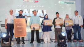  Pegadaian Kantor Wilayah XII Surabaya menyerahkan hadiah kepada 43 nasabah berbagai hadiah menarik dalam program nasional Badai Emas Pegadaian 2025. Penyerahan hadiah dilaksanakan bertepatan dengan acara Festival Tring! by Pegadaian yang digelar di Pakuwon Mall Surabaya, Minggu (26/10). Nsabah dari madiun mendapat hadiah utama berupa emas batangan 124 gram. Foto: PT Pegadaian Indonesia