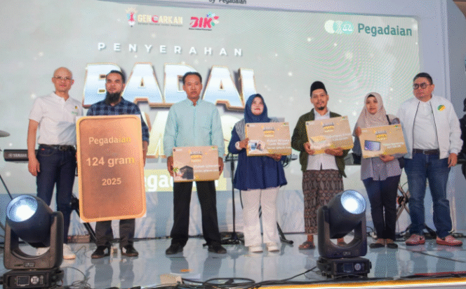 
					 Pegadaian Kantor Wilayah XII Surabaya menyerahkan hadiah kepada 43 nasabah berbagai hadiah menarik dalam program nasional Badai Emas Pegadaian 2025. Penyerahan hadiah dilaksanakan bertepatan dengan acara Festival Tring! by Pegadaian yang digelar di Pakuwon Mall Surabaya, Minggu (26/10). Nsabah dari madiun mendapat hadiah utama berupa emas batangan 124 gram. Foto: PT Pegadaian Indonesia