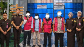 Kejaksaan Negeri kabupaten Enrekang, Sulawesi Selatang, remi menahan empat tersagka ketua dan tiga komisioner BAZNA Enerekang, Kamis 27 November 2025. Foto: storykejaksaan.go.id