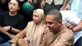 Massa aksi unjuk rasa di depan gedung DPRD Pemprov Sumtera Utara dipaksa dudud di jalanan becek, agar merasakan penderitaan rakyat, yang menuntur perbaikan fasilitas umum. Foto: Instagram@digitalnewscom