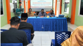 Direktur YLBH Fajar Trilaksana, Andi Fajar Yulianto bersama Kades Dalegan saat acara edukasi hukum kepada warga masyarakat, di balai desa Dalegan, kecamatan Panceng, Gresik, Selasa, 4 November 2025. Foto: istimewa