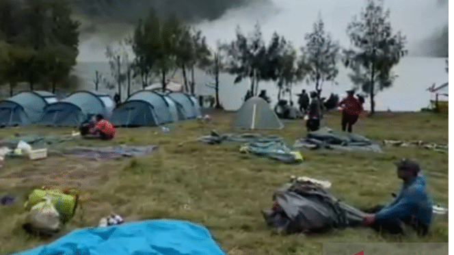 
					Suasna pos pendaki Ranupani, saat etugas TNBTS dan SAR melaukan evakuasi, pasca meletusnya gunung Semeru, 20 November 2025. Foto: antara