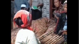Cuaca hujan sore itu di Sampang, tiba-tiba Firmansyah, 15, tersambar petir hingag tewasa. Saat itu korban, sedang bekumpul bersama keluarga, Selasa, 5 November 2025. Foto: Instagram@maduratrending