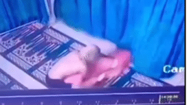 Rekaman CCTV masjid menunjukkan tersangka menutupi kepalanya menggunakan kaos, melakukan tindakan tak senonoh kepada perempuan tetangganya saat melaksanakan salat di masjid jalan Udang, Kelurahan Garuntang, Bumi Waras, kota Bandar Lampung, Jumat, 31 Oktober 2025. Foto: tangkap layar video Instagram@kamerapengawas.id