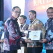 Kepala Bidang Statistik dan Informasi Publik Diskominfo Kabupaten Gresik, Zurron Arifin saat menerima penghargaan sebagai peringkat terbaik III Anugerah Media Humas (AMH) 2025. Foto: Diskominfo Pemkab Gresik