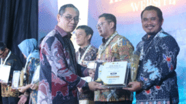 Kepala Bidang Statistik dan Informasi Publik Diskominfo Kabupaten Gresik, Zurron Arifin saat menerima penghargaan sebagai peringkat terbaik III Anugerah Media Humas (AMH) 2025. Foto: Diskominfo Pemkab Gresik