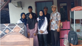 Dinsos Pemkab Jombang menyerahkan perangkat alat rumah tangga dari Sentra Terpadu Prof. Dr. Soeharso Surakarta. Melalui pengajuan tersebut, Ibu Yuliana, warga desa Johowinong; Mojoagung, guru TK yang rumahnya tidak layak huni, 31 Oktyober 2023. Foto: jombangkab.go.id