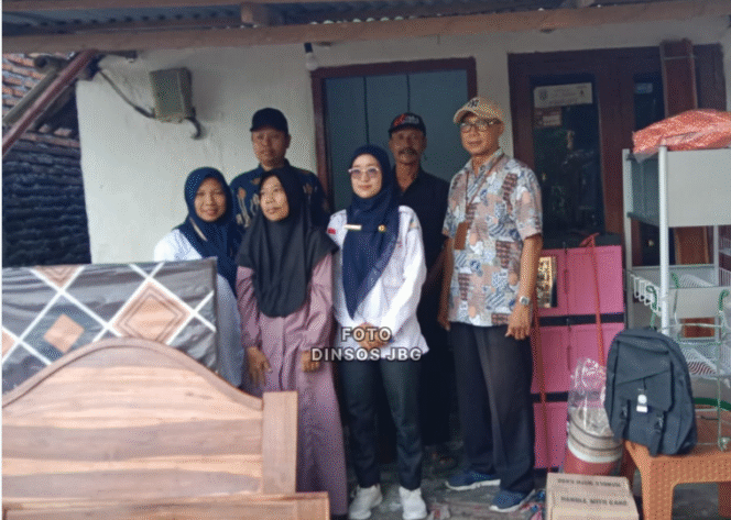 
					Dinsos Pemkab Jombang menyerahkan perangkat alat rumah tangga dari Sentra Terpadu Prof. Dr. Soeharso Surakarta. Melalui pengajuan tersebut, Ibu Yuliana, warga desa Johowinong; Mojoagung, guru TK yang rumahnya tidak layak huni, 31 Oktyober 2023. Foto: jombangkab.go.id